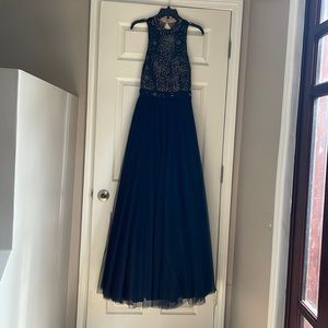 This prom dress is absolutely gorgeous!It is a size 7,only worn once!!!